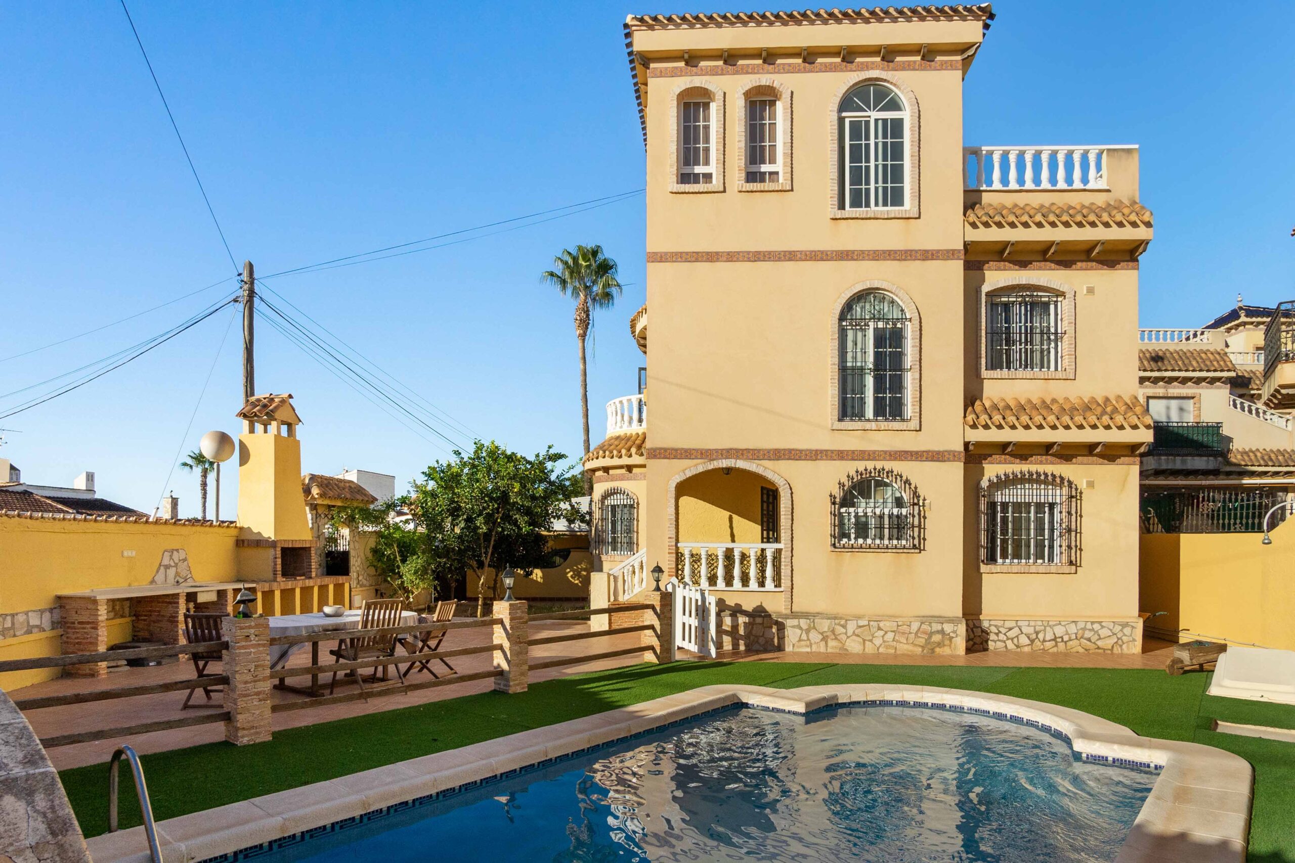 Se vende villa independiente con piscina en la popular Las Mimosas, cerca de La Zenia Boulevard.