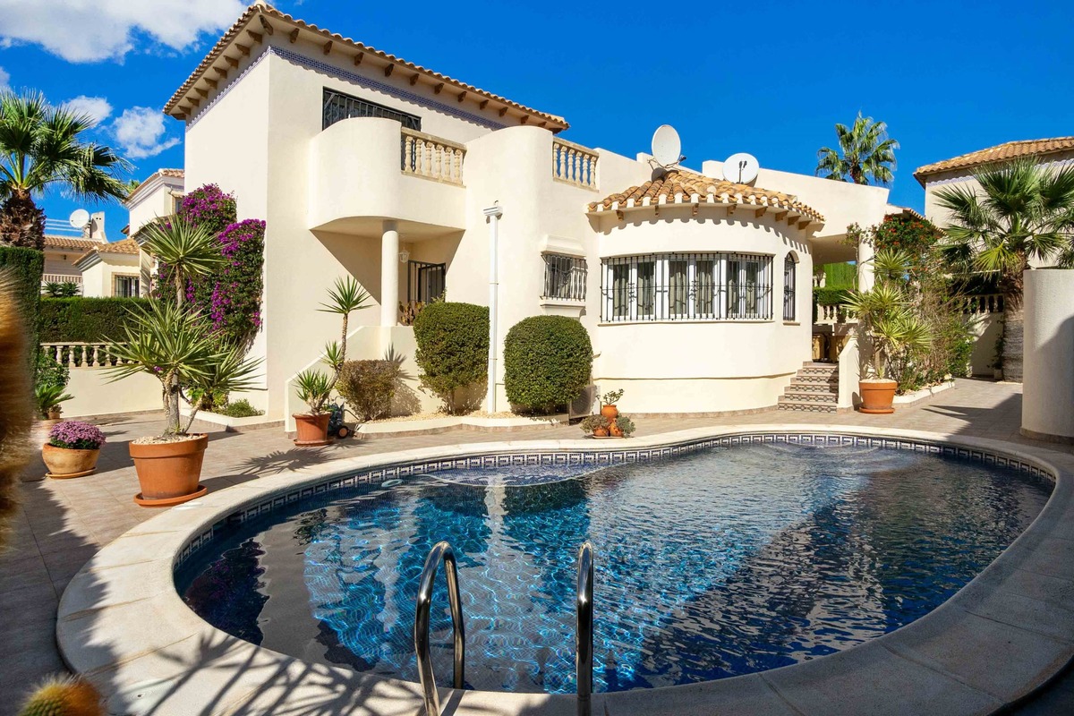 Vrijstaande villa te koop met privé zwembad bij de golfbaan van Las Ramblas, Villamartin.