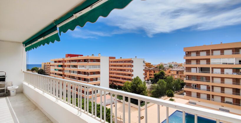 Gerenoveerd appartement te koop met zwembad op 600m van het strand in Punta Prima.