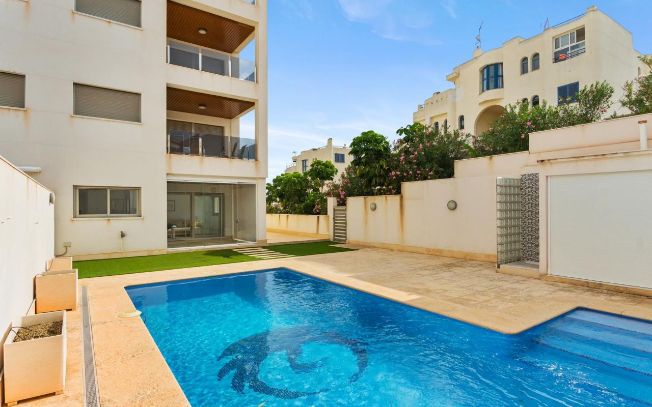 Verrassend gelijkvloers appartement te koop met privé verwarmd zwembad in La Zenia, Orihuela Costa.