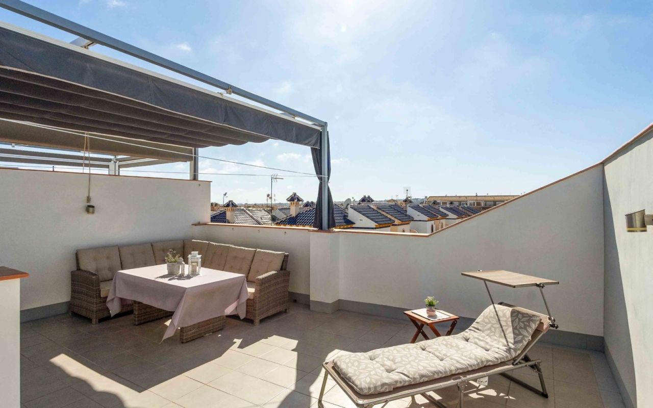 Prachtige bovenwoning te koop met een dakterras in een luxe complex in Playa Flamenca.