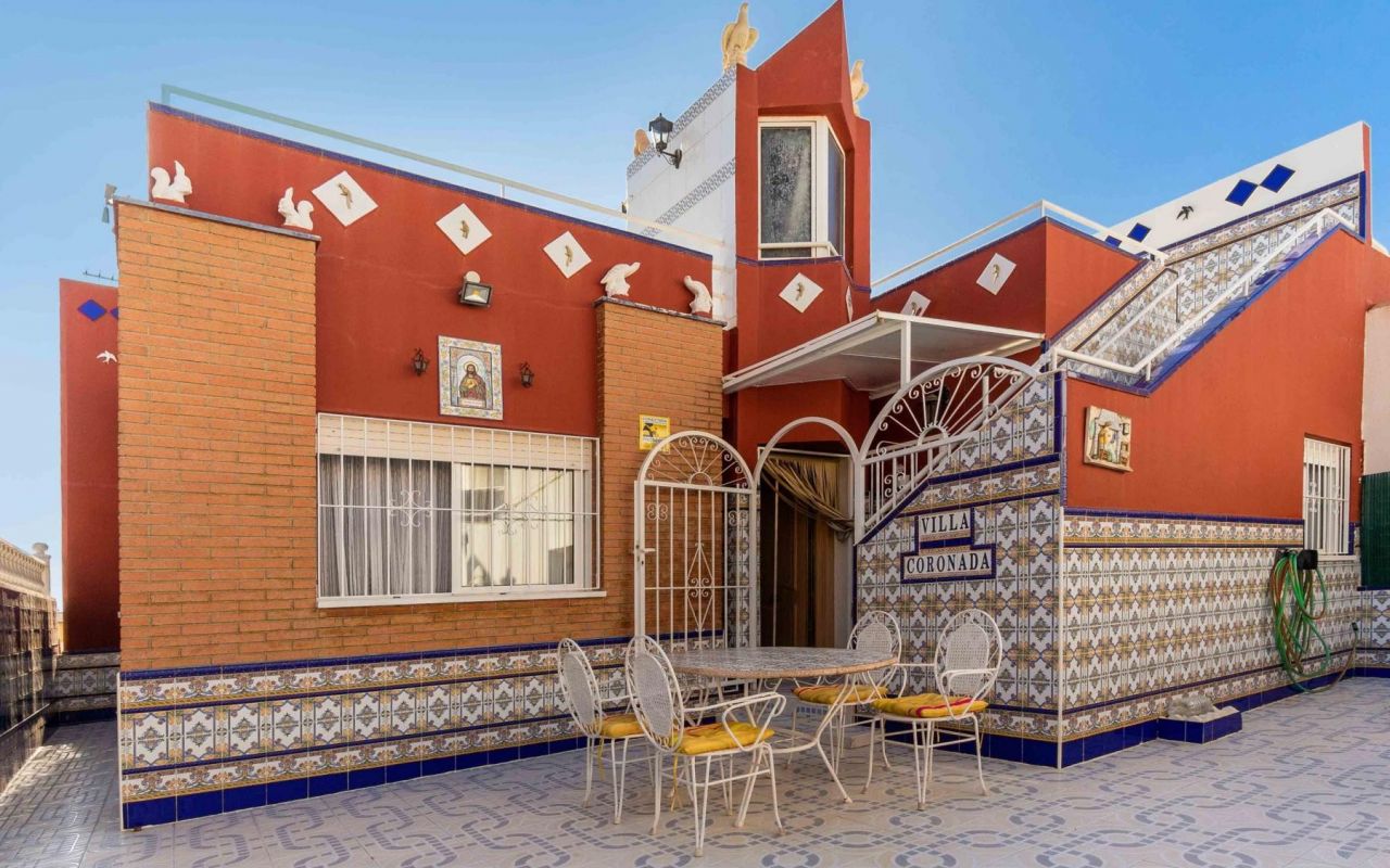 Hoekwoning te koop met dakterras in een gevestigde woonwijk in Los Altos, Orihuela Costa.