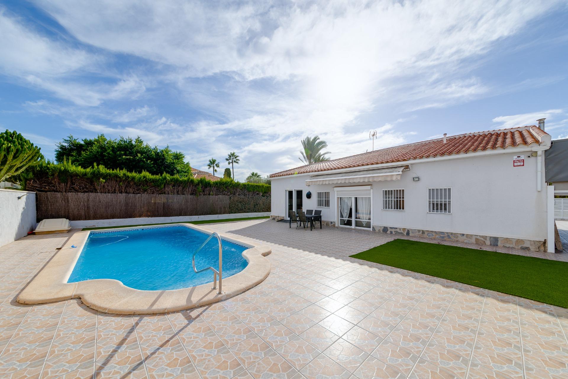 Mediterrane vrijstaande villa te koop in de exclusieve woonwijk Torreta Florida in Torrevieja.