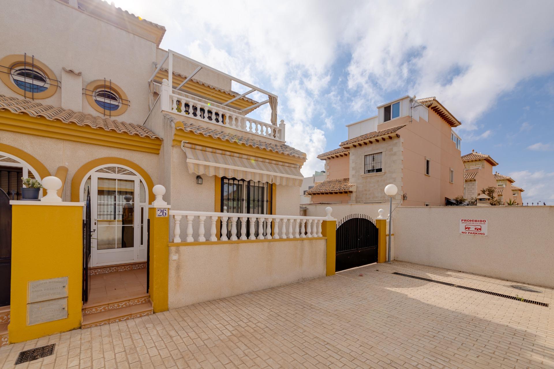 Se vende soleada casa esquinera en el residencial Aguas Nuevas/Sector 25, Torrevieja.