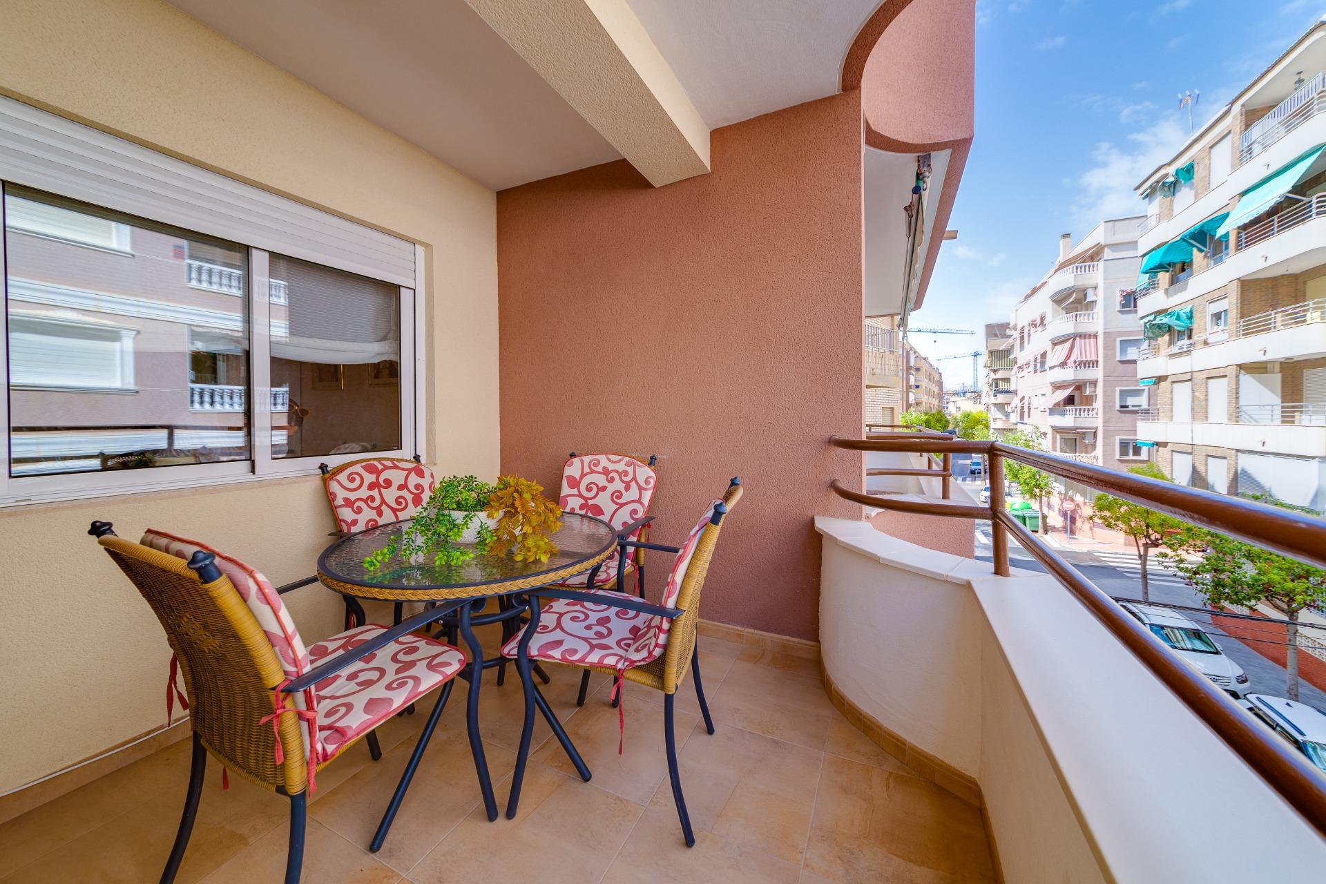 Ruim appartement te koop bij het strand Del Cura en de promenade in Torrevieja.