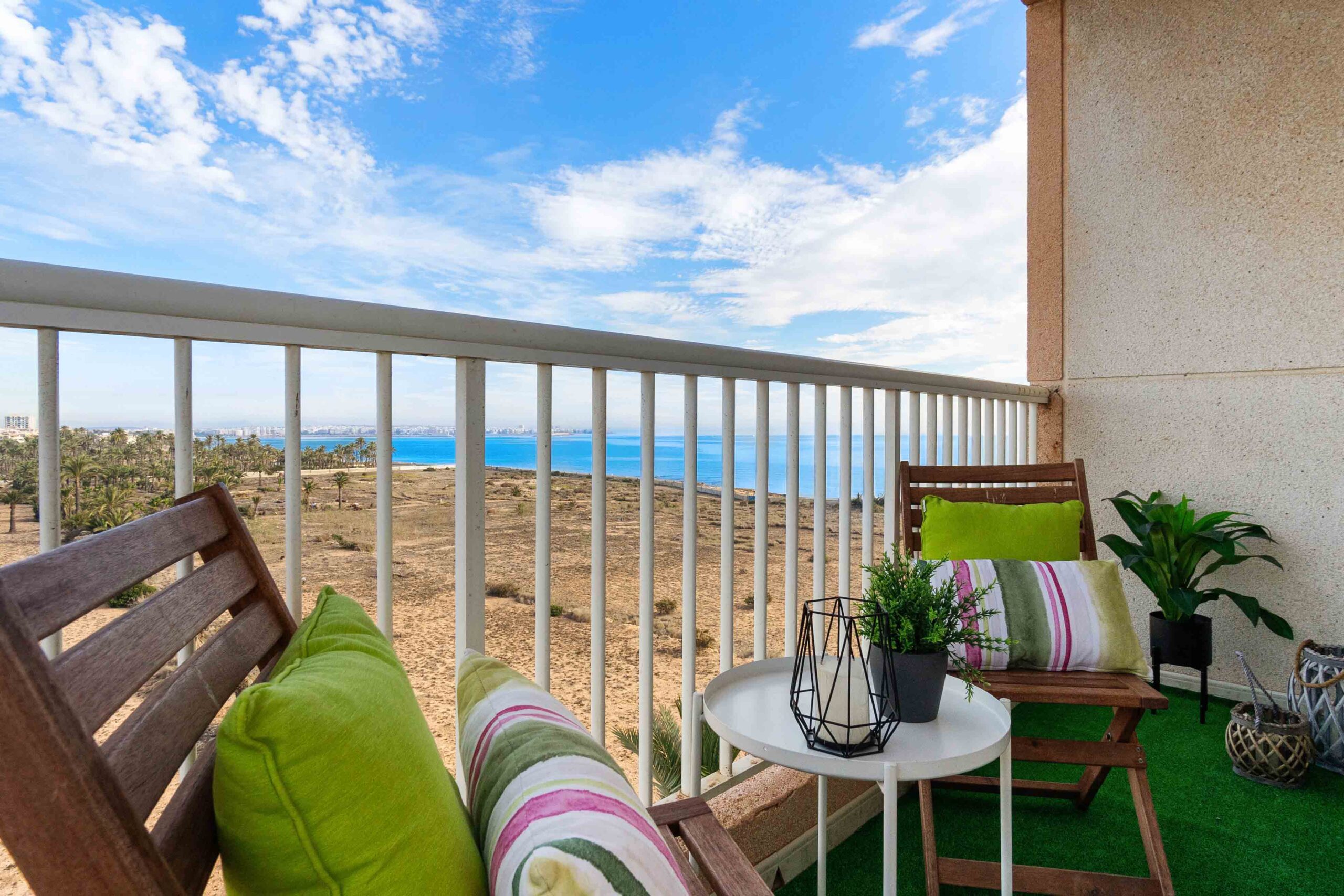 Se vende bonito apartamento vacacional con vista al mar y plaza de aparcamiento a 50m de la playa en Punta Prima.