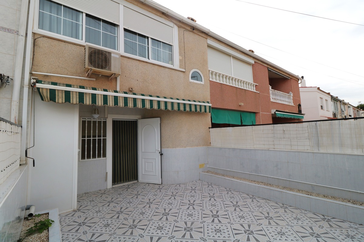 Duplex woning te koop op amper 300m van het strand Playa de los Náufragos in Torrevieja.