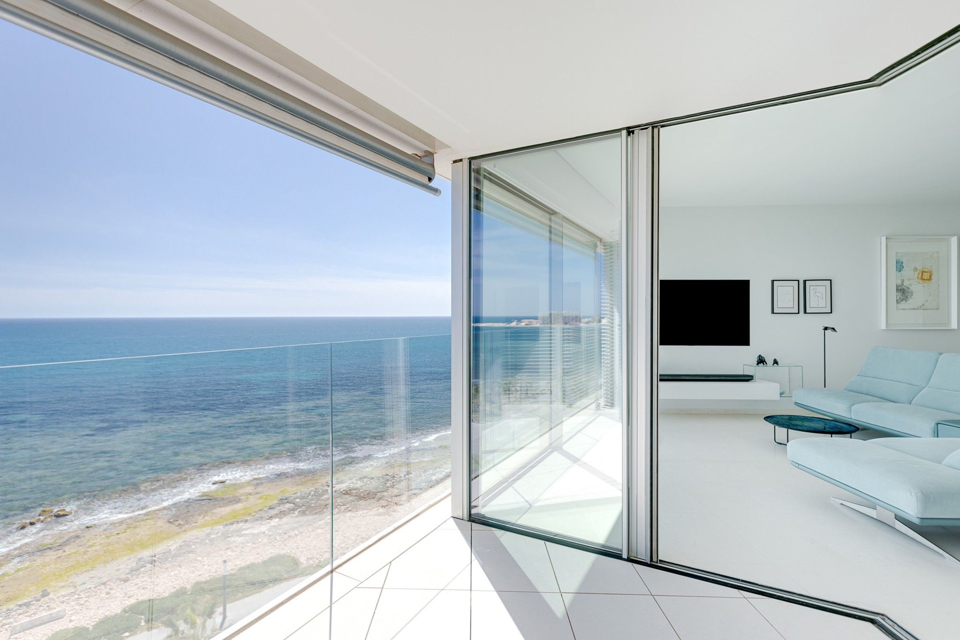 Eerstelijns appartement met zeezicht te koop aan de promenade bij het strand Playa del Cura in Torrevieja.