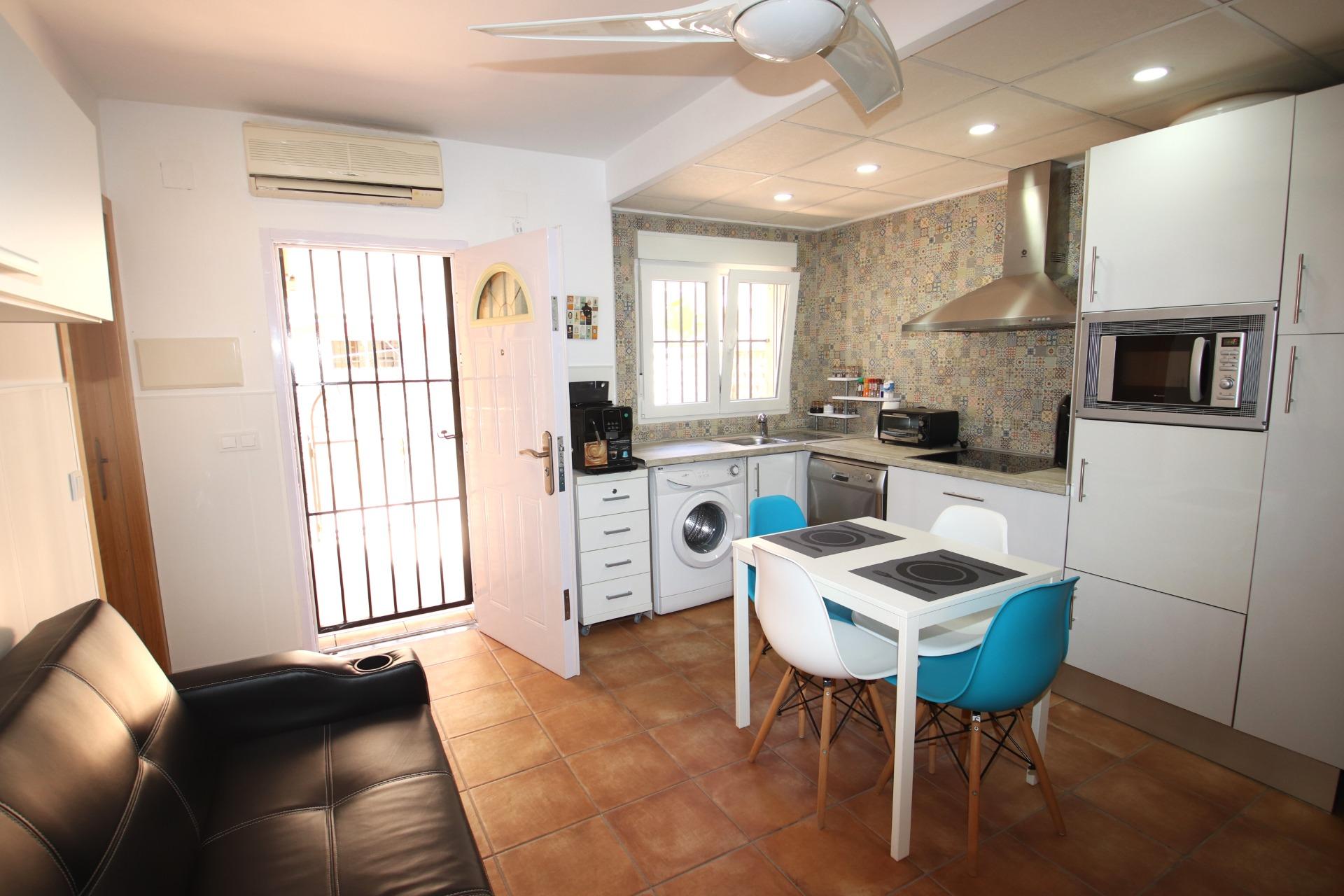 Se vende apartamento en planta baja en Jardín del Mar, zona residencial cerca del CC Habaneras en Torrevieja.