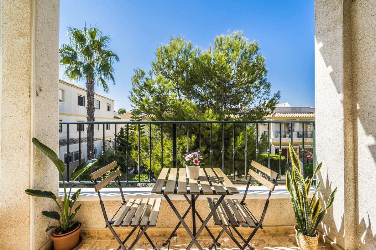 Completely renovated upstairs apartment for sale with roof terrace in Las Filipinas – Villamartin.