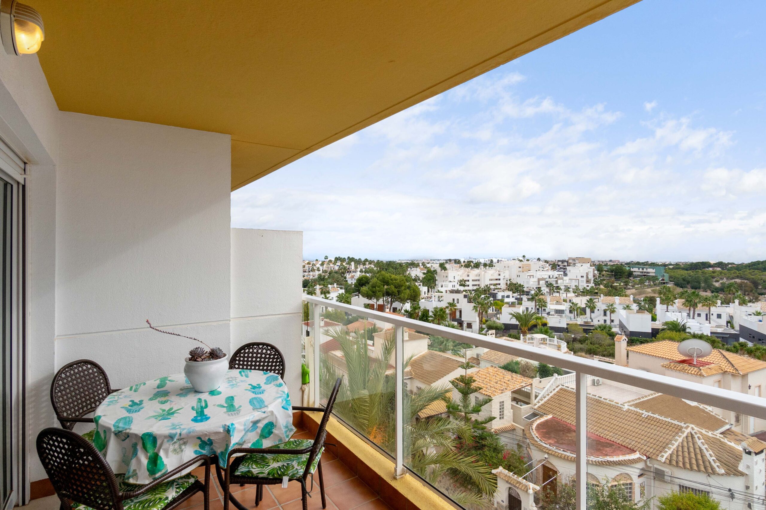 Zuidoost gerichte penthouse te koop met ruim dakterras en fantastische uitzichten in Villamartin.