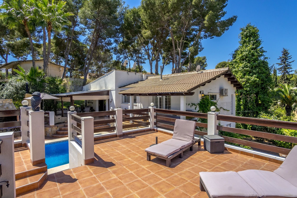 Vrijstaande villa te koop met privé zwembad en 2 gastenverblijven in Los Balcones, Torrevieja.