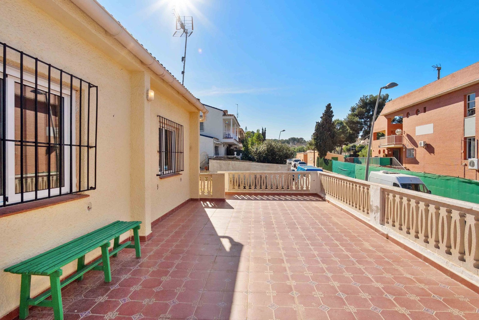 Geschakelde gerenoveerde woning te koop met garage op een grondstuk van 400m2 in Los Balcones, Torrevieja.