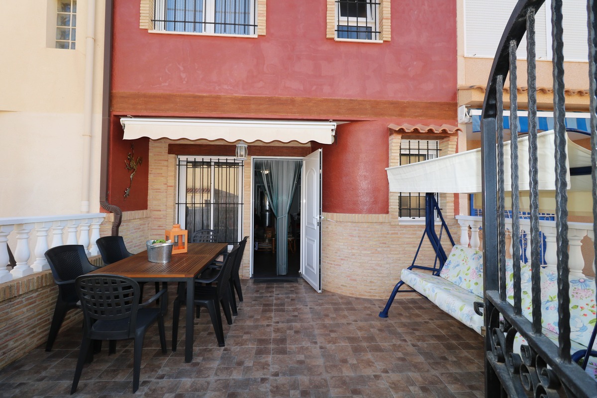 Renovated townhouse for sale near Playa de los Náufragos beach in Torrevieja.