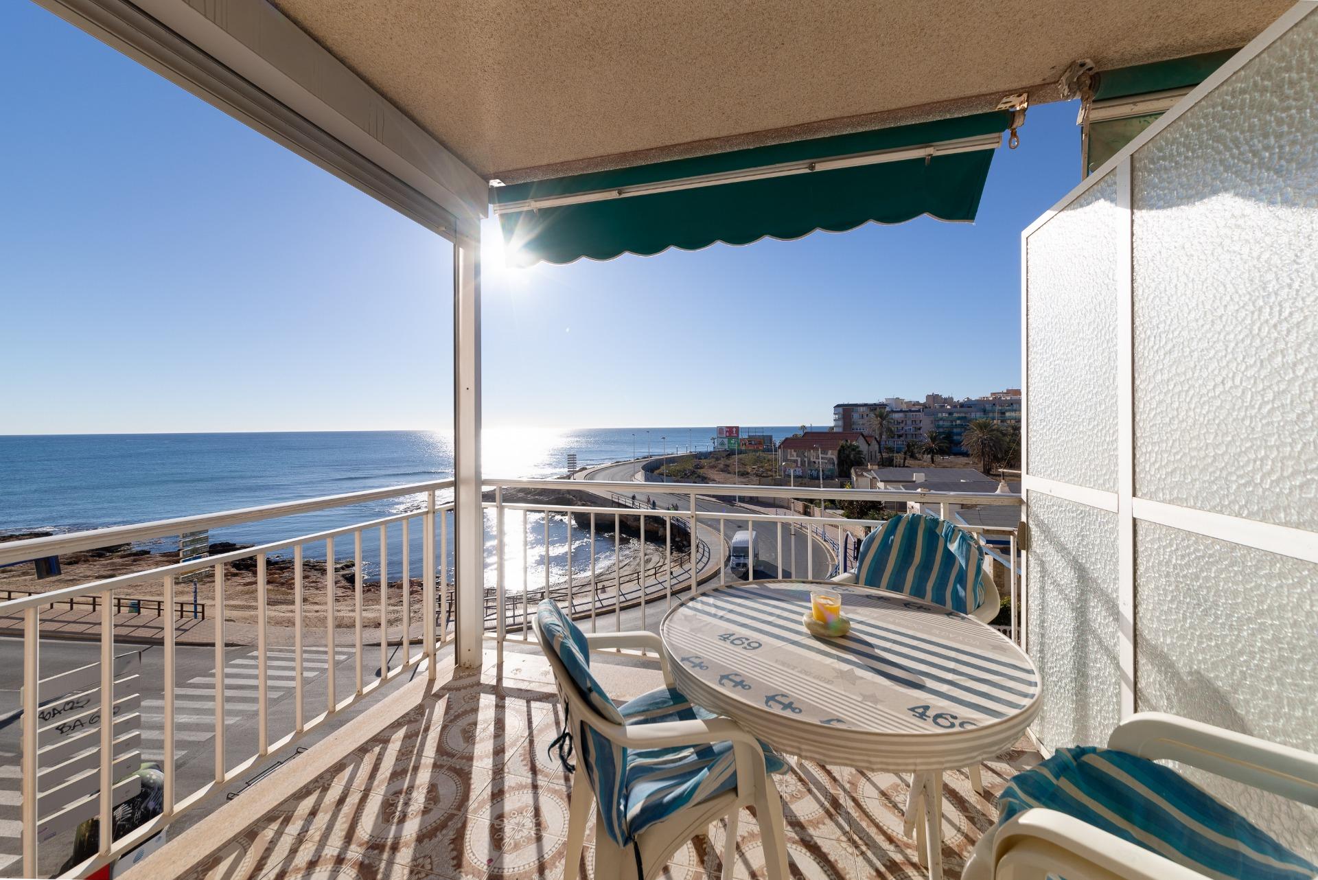 Se vende apartamento soleado con vistas al mar en Torrevieja.