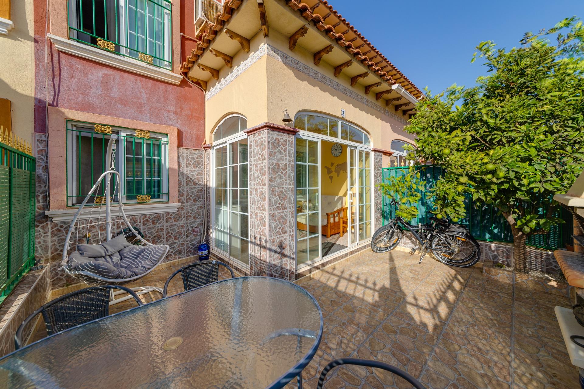 Duplex woning te koop in een woonwijk met zwembad in El Salado, Torrevieja.