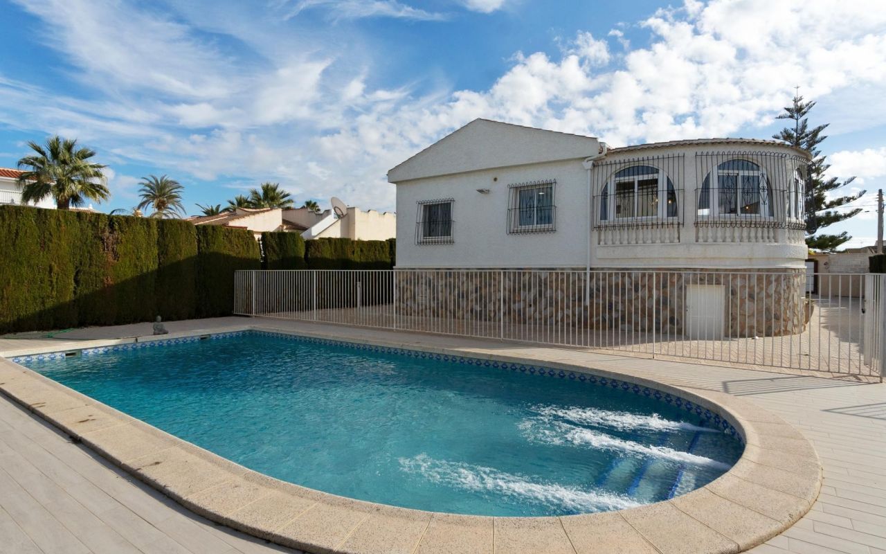 Renovated detached villa for sale with pool in a residential suburb of Torrevieja.