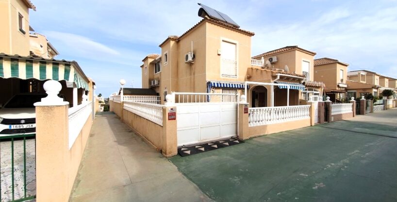 Charming semi-detached townhouse for sale with a nice outdoor area in Los Altos, Torrevieja.