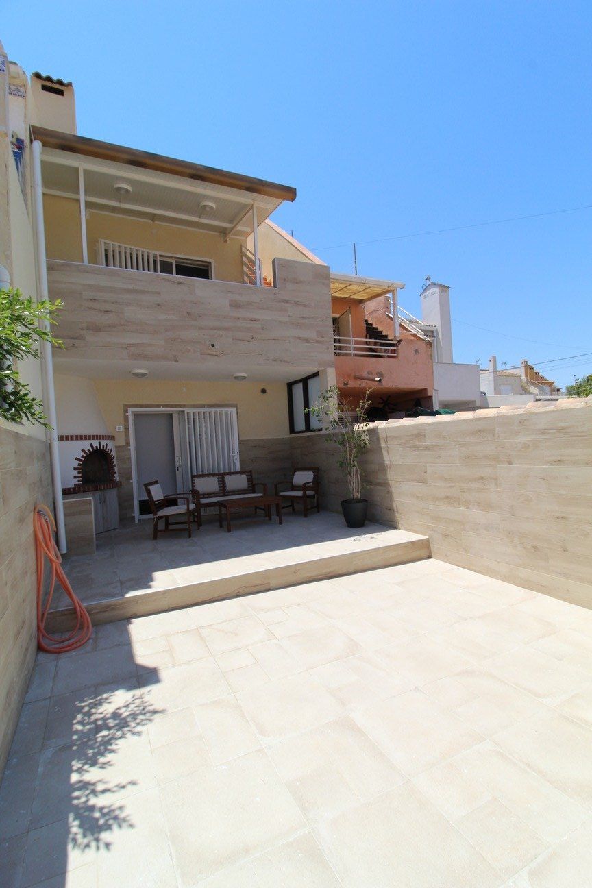 Gerenoveerde duplex woning te koop in Los Frutales op 300m van de zee in Torrevieja.