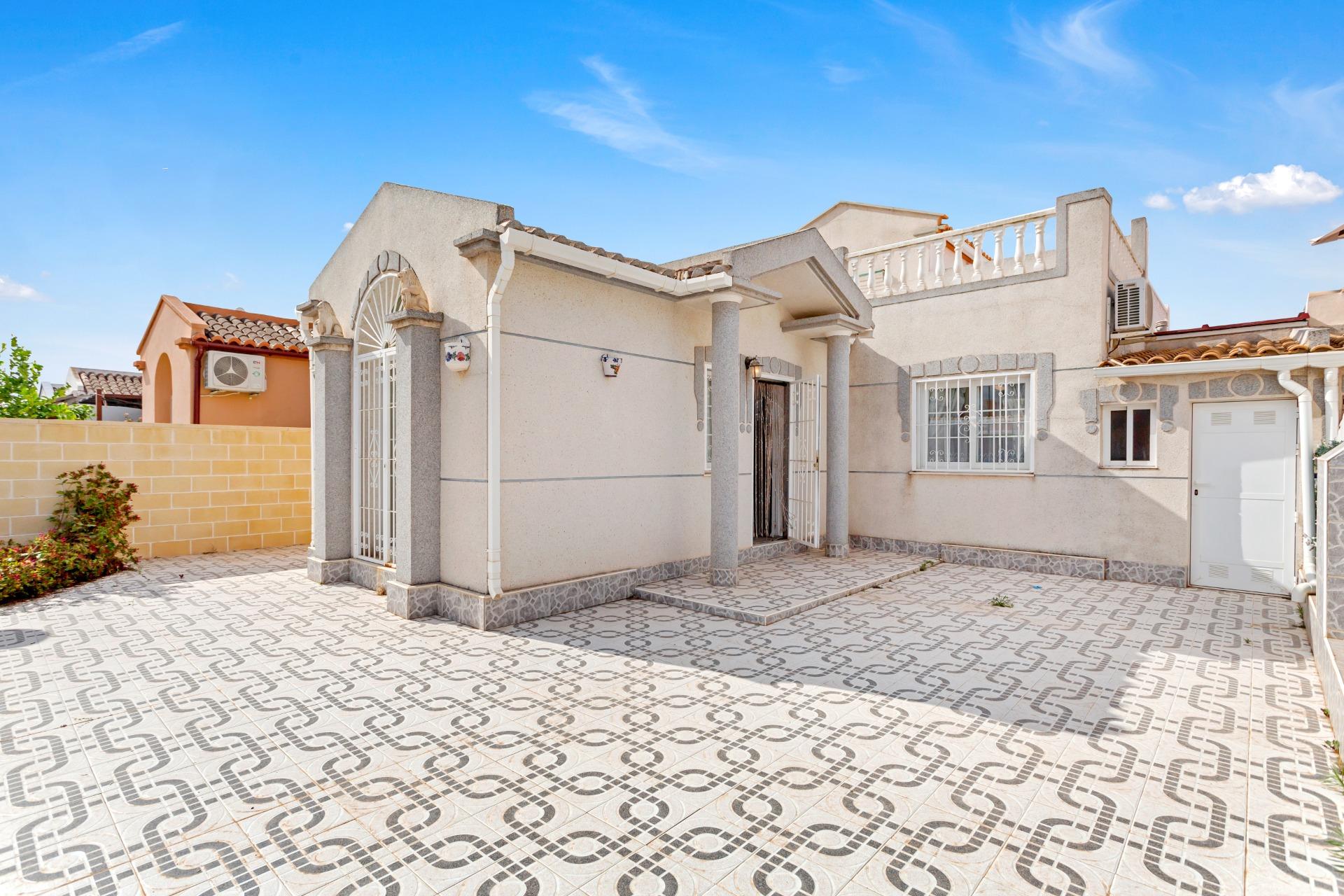 Charming semi-detached house for sale in a gated urbanization with a beautiful swimming pool in Torrevieja.