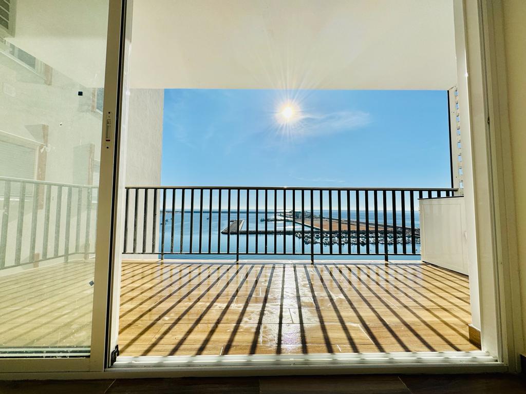 Volledig gerenoveerd 1ste lijns appartement te koop met adembenemend zeezicht in Torrevieja.
