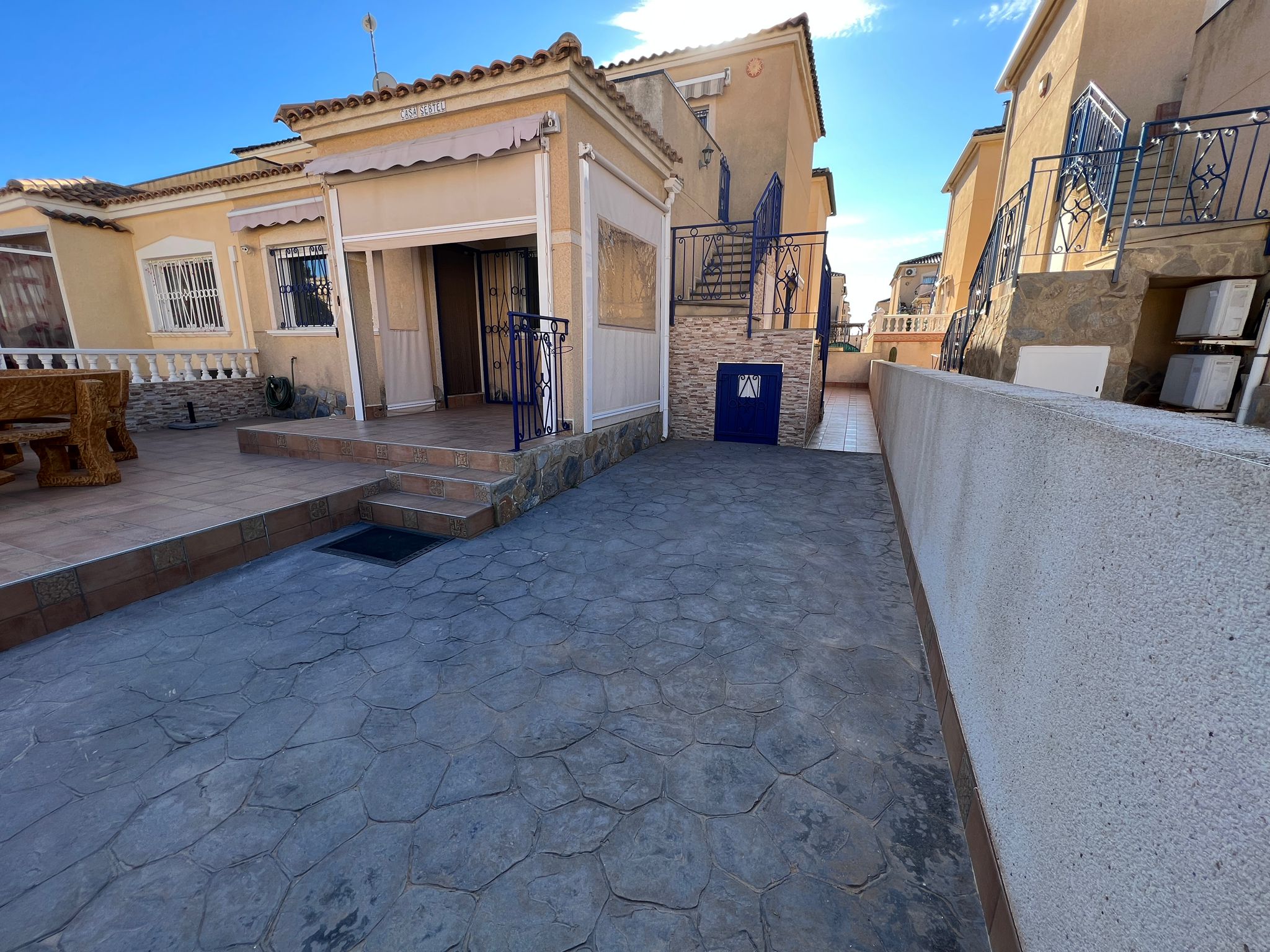 Semi-detached townhouse for sale with guest accommodation in Los Altos, Torrevieja.