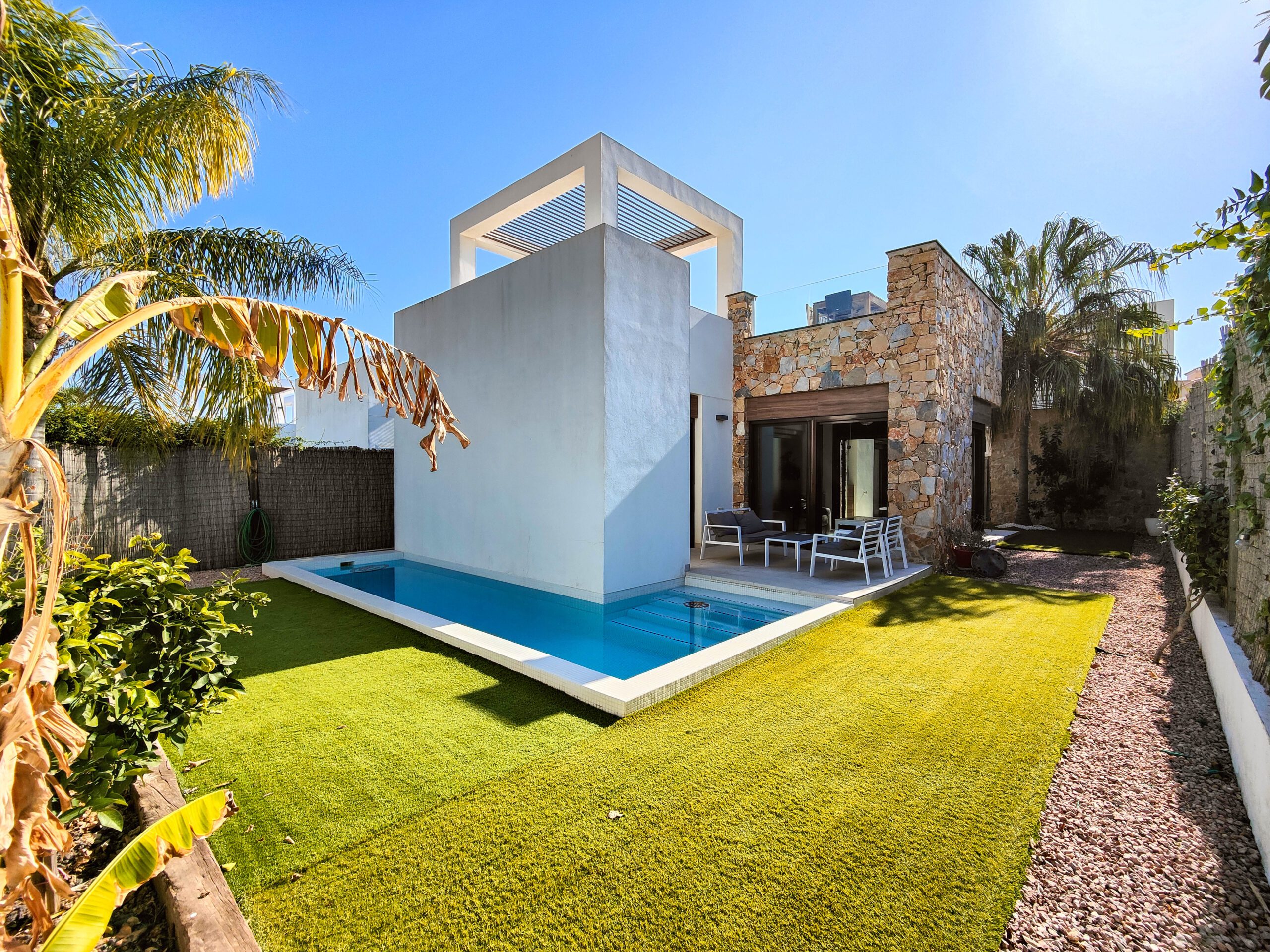 Moderne villa met zwembad te koop in een klein complex in Lomas de Cabo Roig, Orihuela Costa.