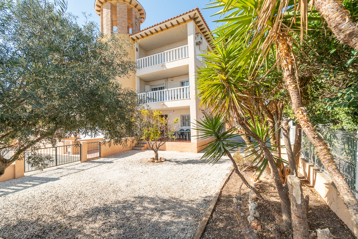 Zonnige benedenwoning te koop in een fantastisch complex in Altos de Cabo Roig, Orihuela Costa.