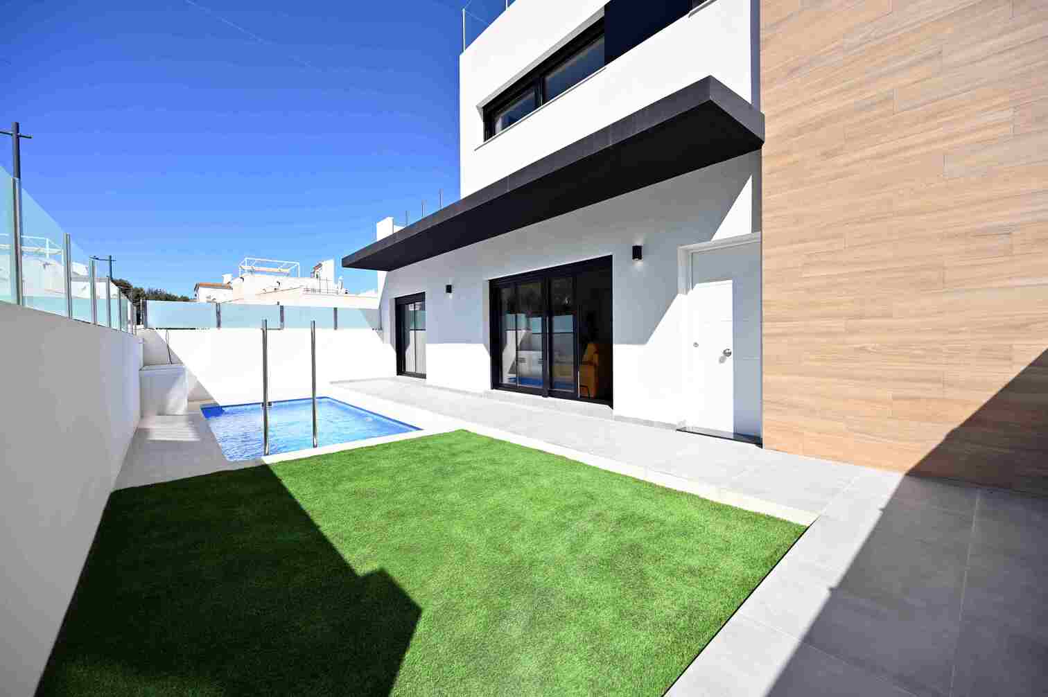 Sleutelklare nieuwbouw hoekvilla met zwembad te koop in Villamartin.