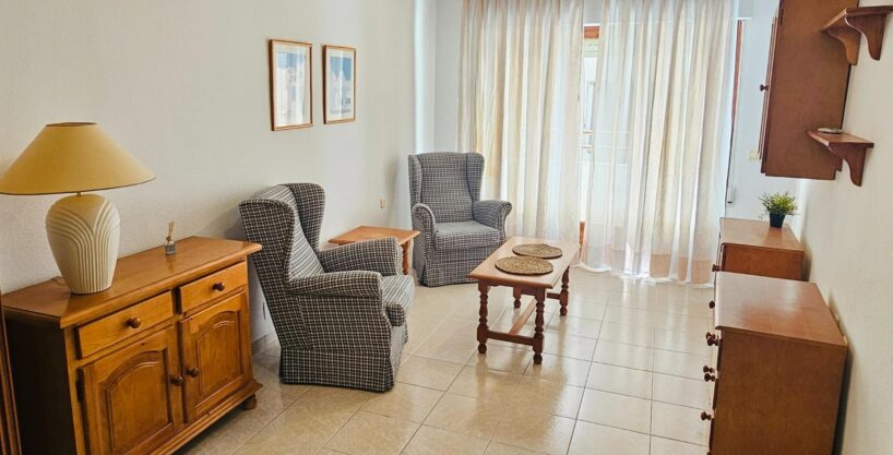 Holiday apartment for sale near the beach, the promende and the harbor in Torrevieja.