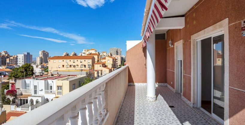 Spacious penthouse for sale with parking space near Los Locos beach in Torrevieja.