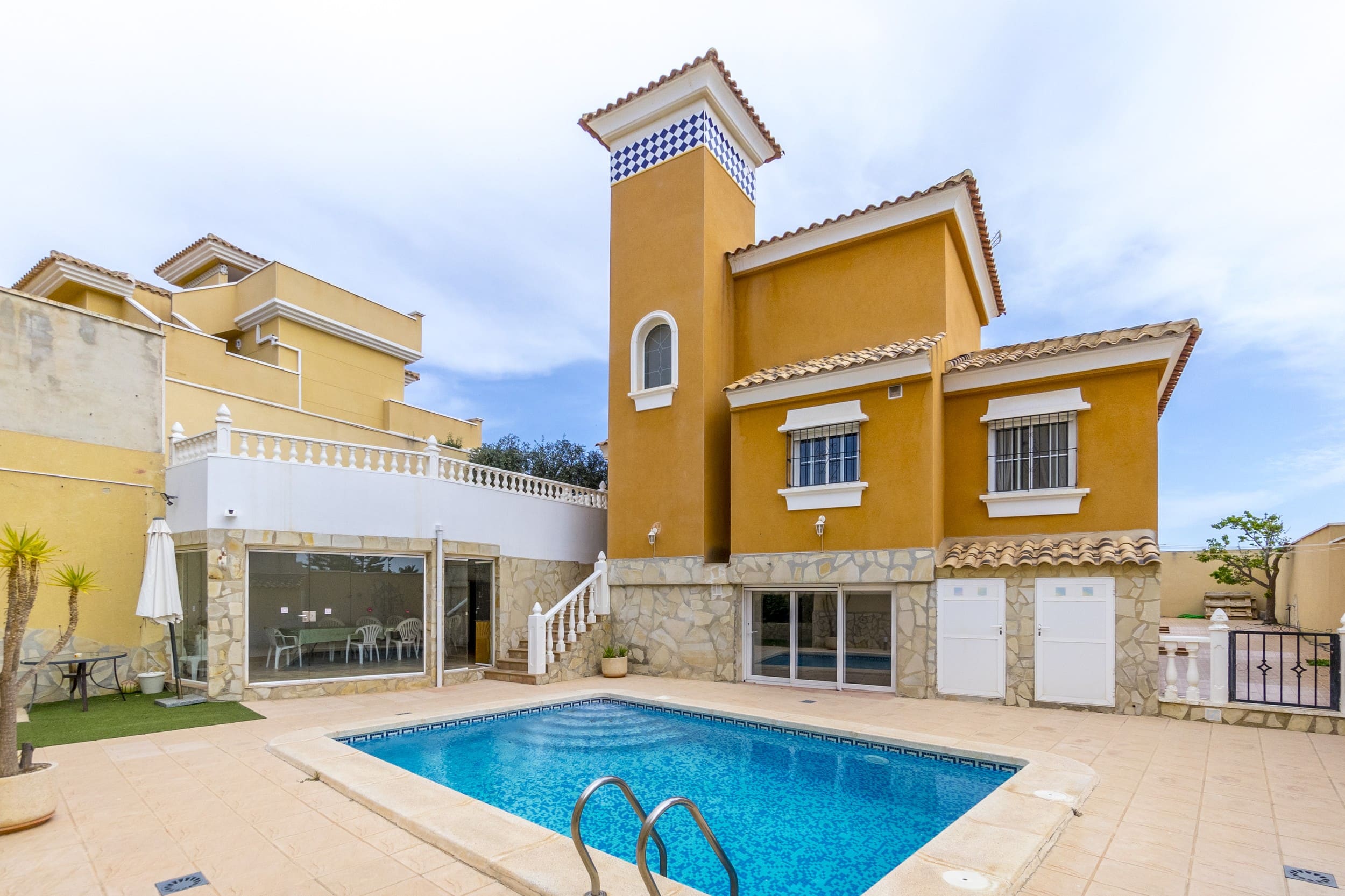 Se vende preciosa villa independiente con piscina y sótano en Las Filipinas, Villamartin.