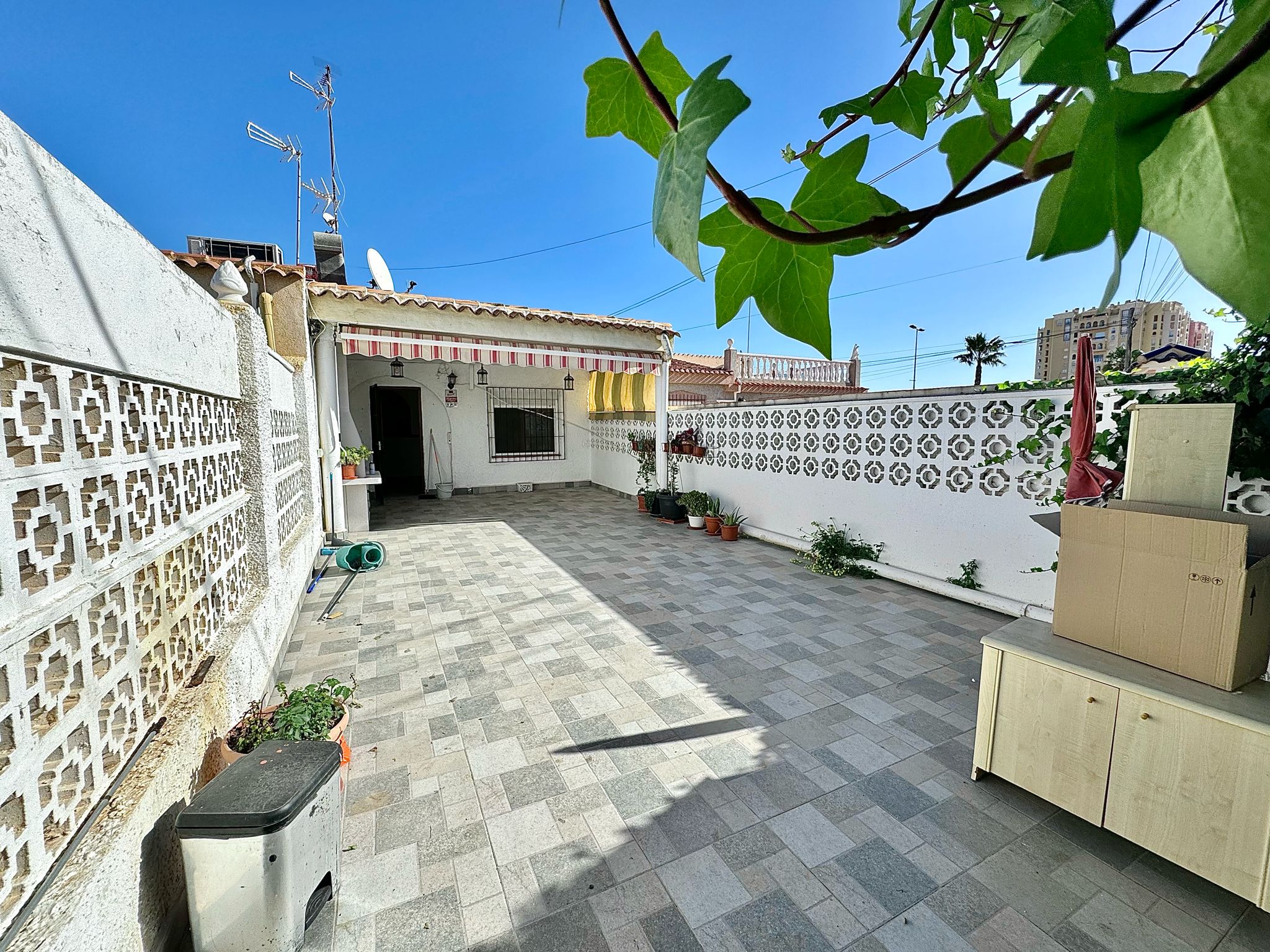 Bungalow without upstairs neighbors and underbuild for sale in Torrevieja near Playa de Los Locos.