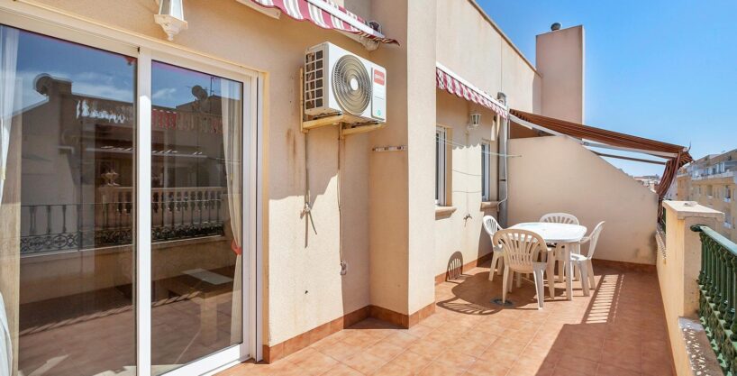 Well-maintained penthouse for sale in the center and near the park de las Naciones in Torrevieja.
