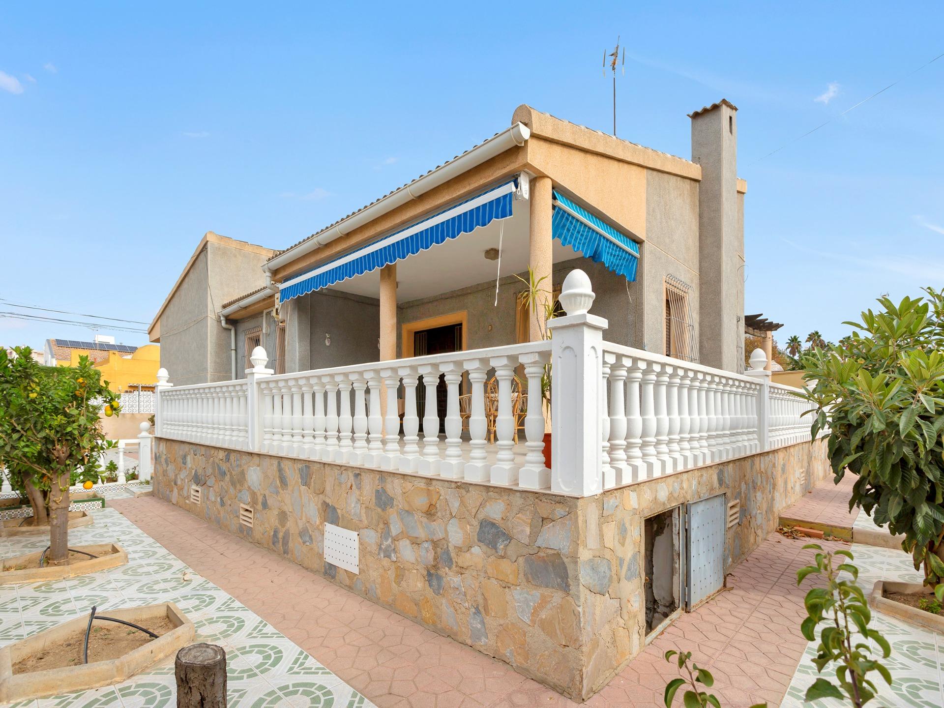 Mediterranean detached villa with 2 garages for sale in Nueva Torrevieja.