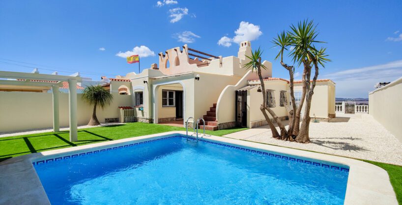 Mediterrane half-vrijstaande villa te koop met zwembad in een tuin met kunstgras aan de zoutmeren in Torrevieja.