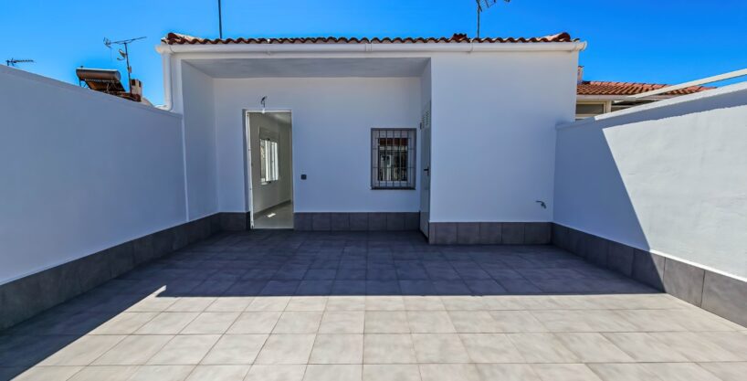 Cozy renovated bungalow with no upstairs neighbors for sale in Torrevieja near the Carrefour.