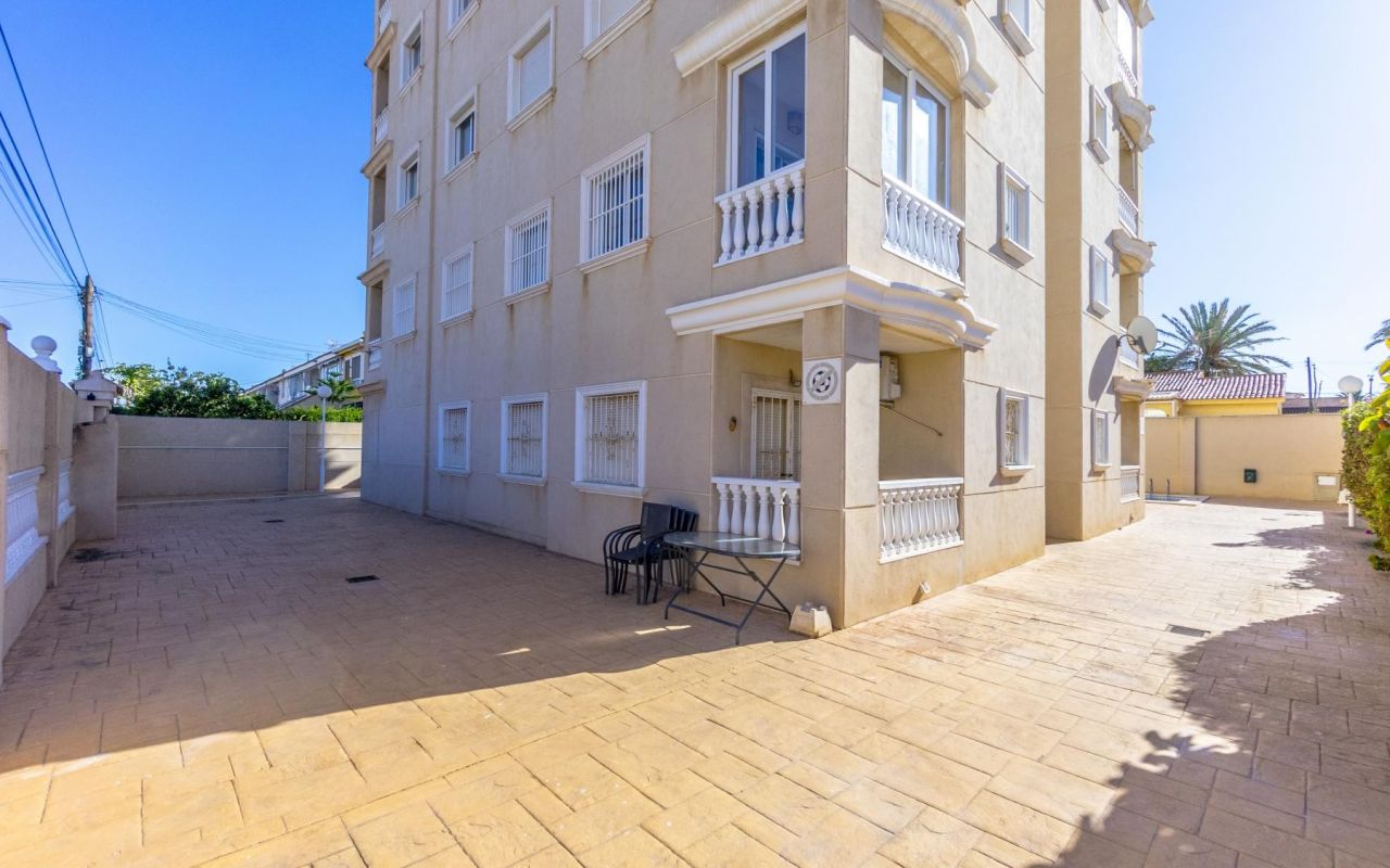 Groundfloor apartment for sale with communal pool in Nueva Torrevieja.