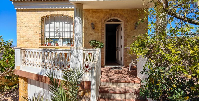 Charming detached mediterranean villa for sale on a large plot in Aguas Nuevas