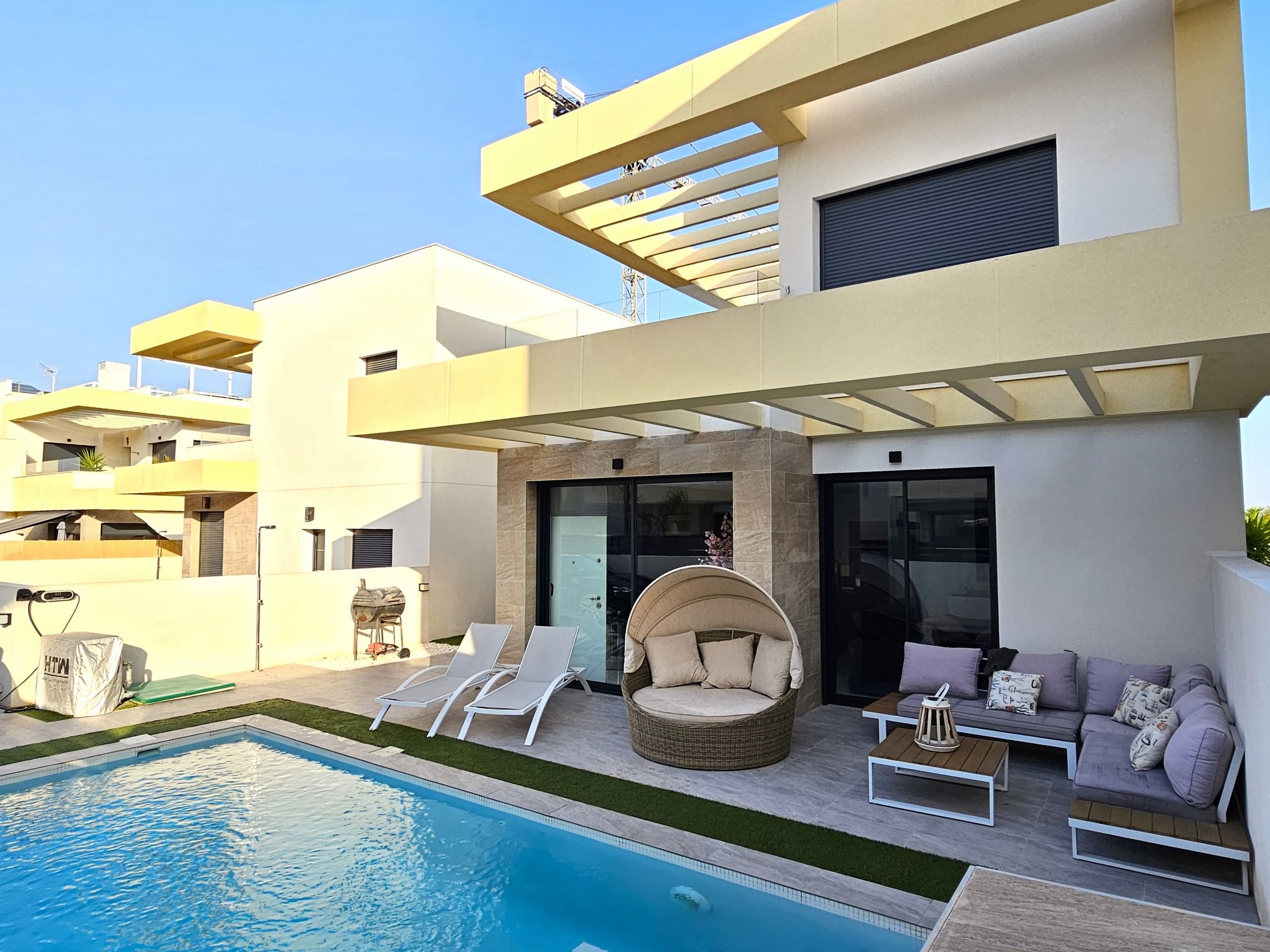 Moderne high-tech vrijstaande villa te koop met verwarmd zwembad in La Herrada, Los Montesinos.