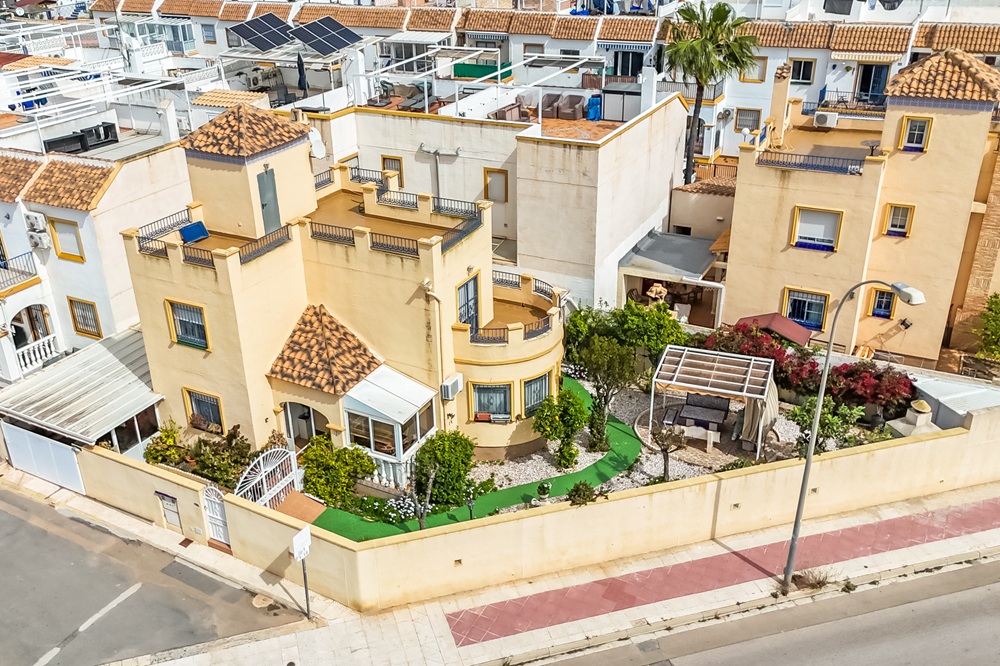 Detached villa for sale with garage in the popular La Florida near Playa Flamenca.