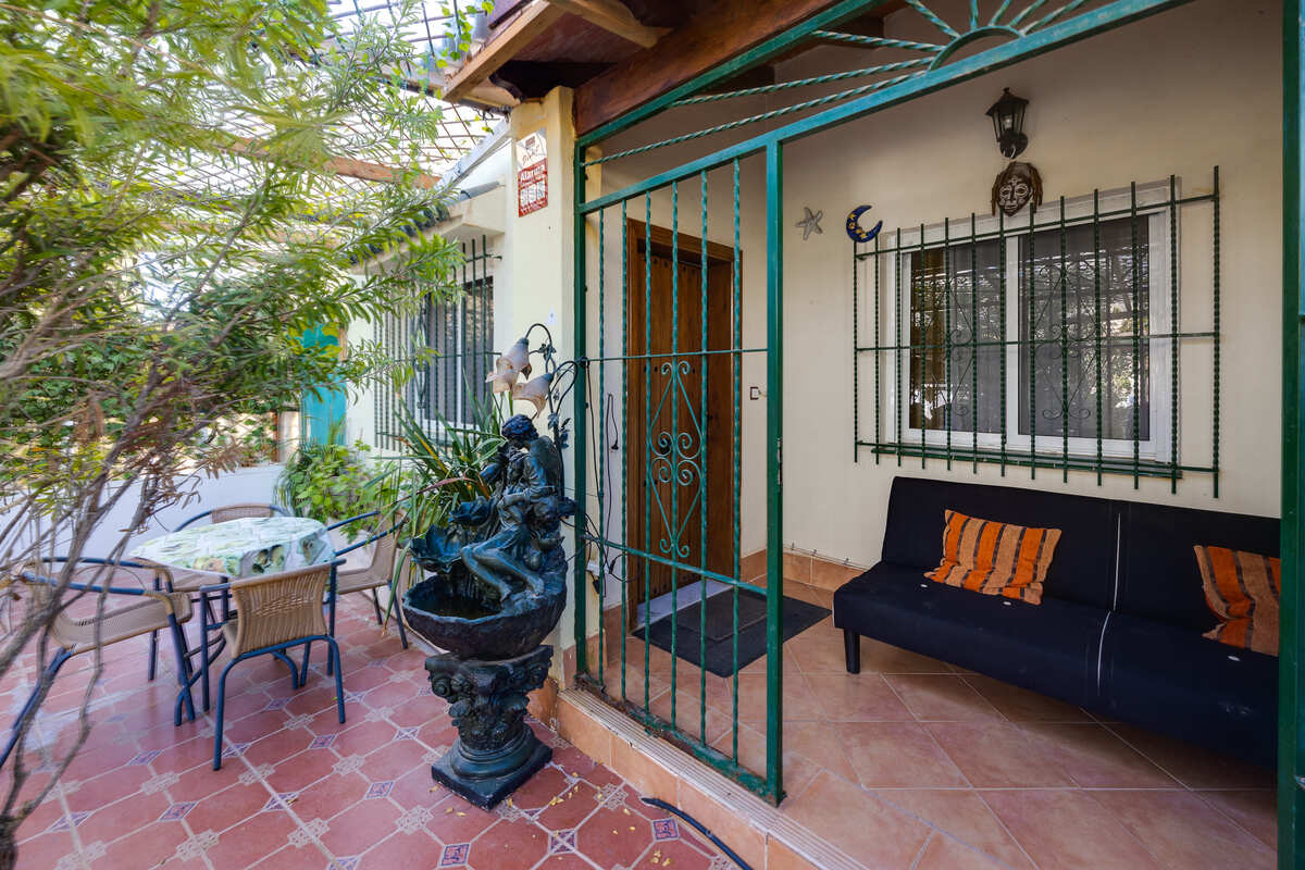 Semi-detached townhouse for sale in a quiet residential area in La Florida on Orihuela Costa.