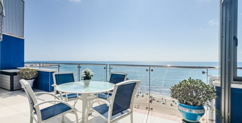 Se vende ático con vista frontal al mar en 1ª línea de Playa de los Locos