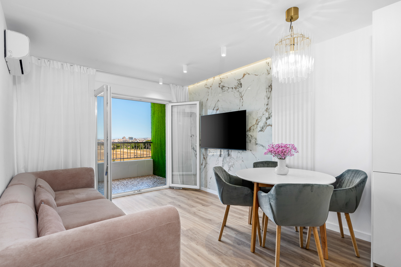 Volledig gerenoveerd appartement met zeezicht te koop in Punta Prima