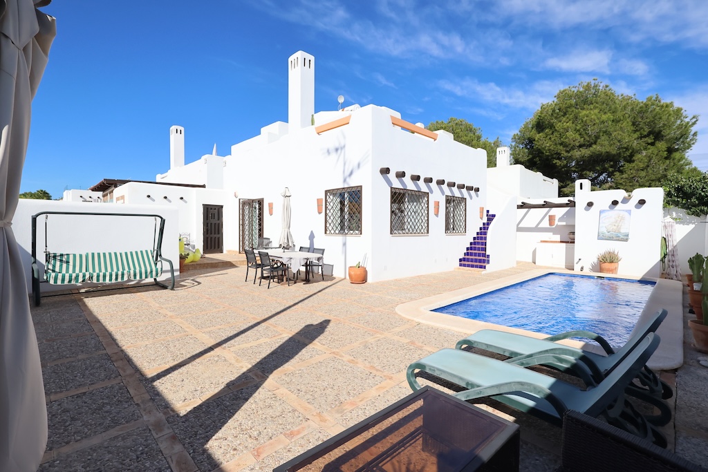 Se vende chalet pareado con piscina y habitación de invitados en Lomas de Don Juan, Orihuela Costa.