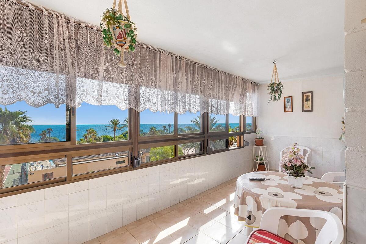 Charmant appartement met zeezicht te koop bij de zee in Cabo Cervera, La Mata.