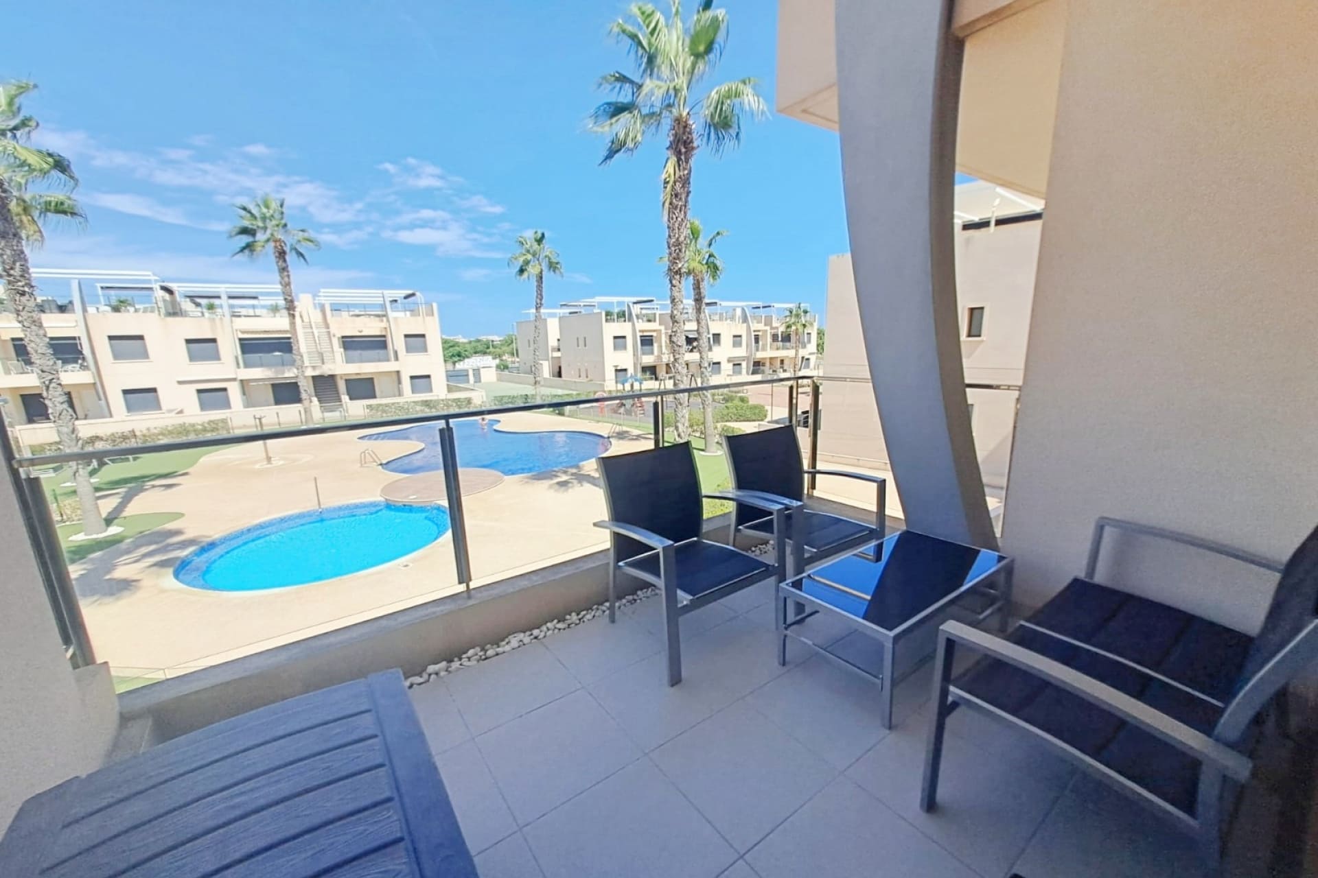 Se vende apartamento moderno cerca de la playa en Mil Palmeras y Torre de la Horadada.