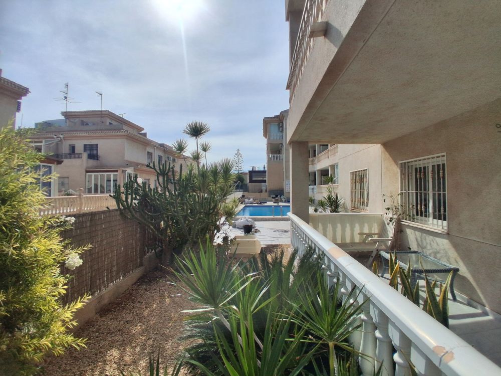Se vende planta baja con garaje en Playa Flamenca, cerca del Boulevard La Zenia.