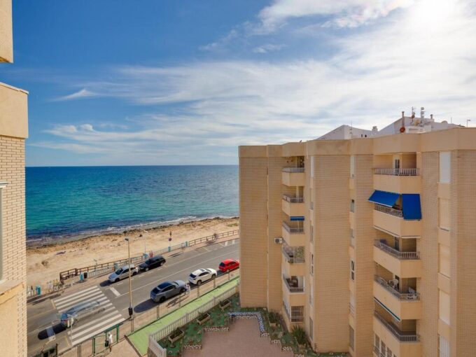 Se vende apartamento reformado con vistas al mar en la playa de Los Locos en Torrevieja.