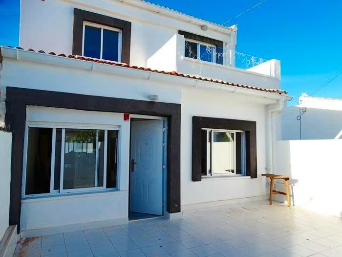 Se vende adosado reformado con 2 terrazas en Torrevieja cerca de las salinas.